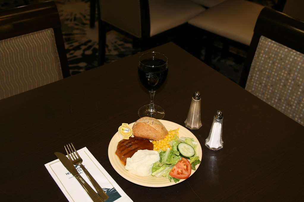 Homewood Suites By Hilton Cedar Rapids-North Restoran gambar